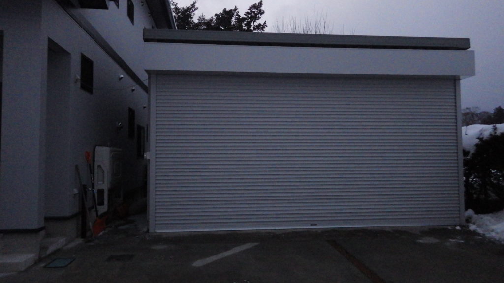 車庫に電動シャッターを取り付けました