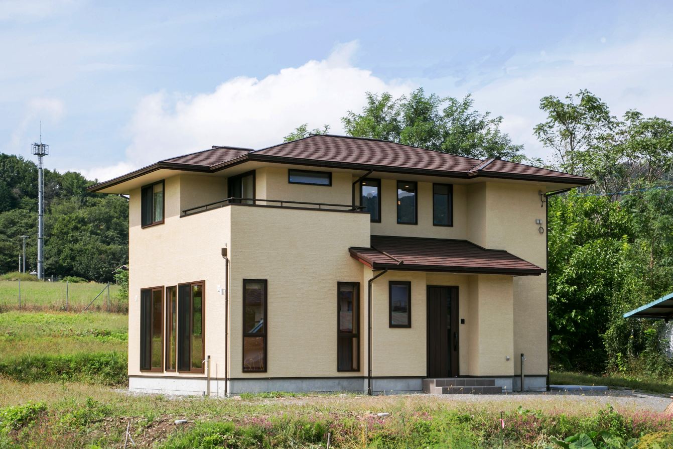 松本市の光と風を招きいれるリビングに家族が集まる住まい