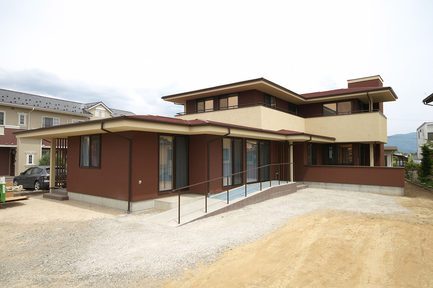 堂々とした佇まいに居心地の良い空間。冬でも素足で過ごせる温度のバリアフリーを実現した二世帯住宅