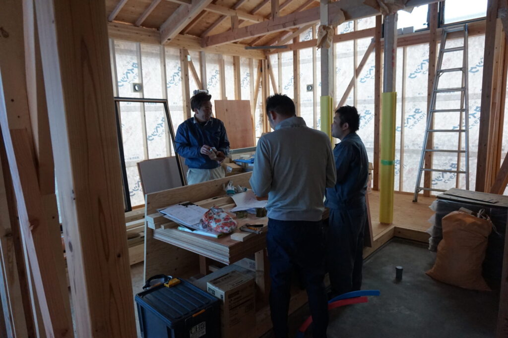 施工中現場での打合せ