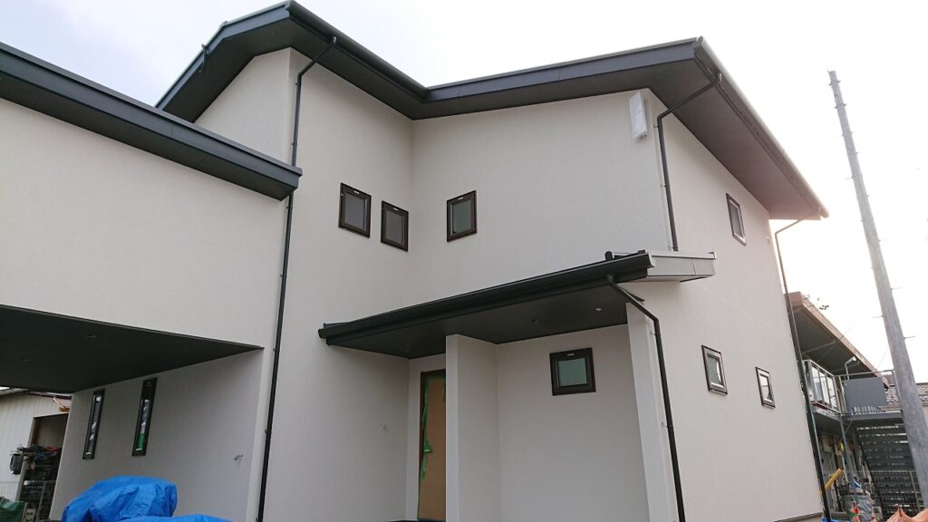 松本市筑摩で新築の家　外観が見えてきました
