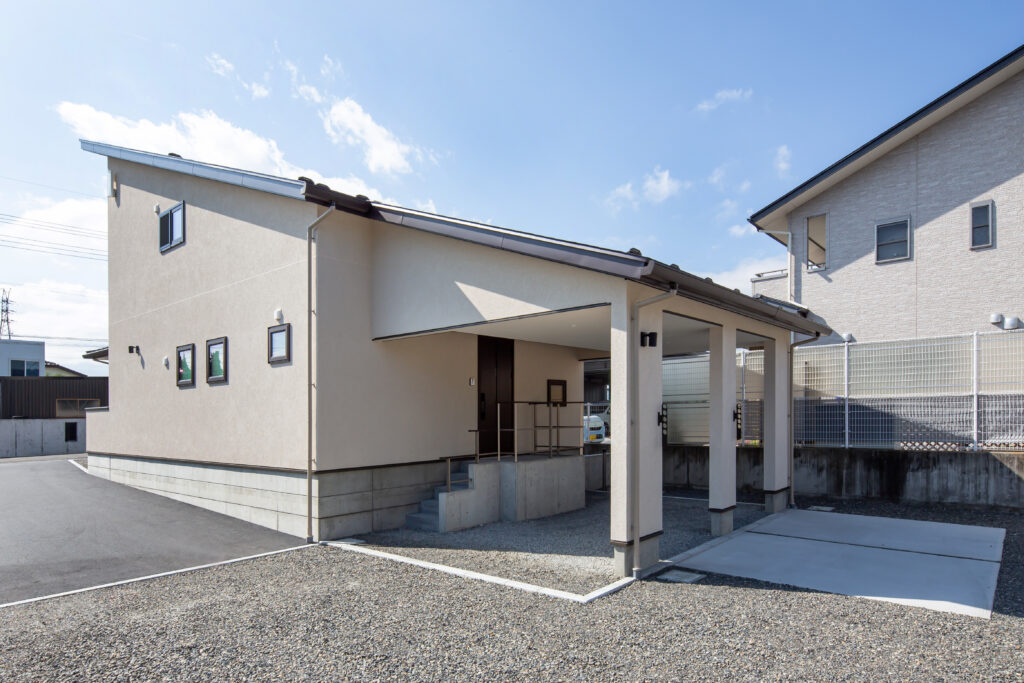 雨に濡れずに玄関へ！注文住宅で実現するビルトインガレージをご紹介します！