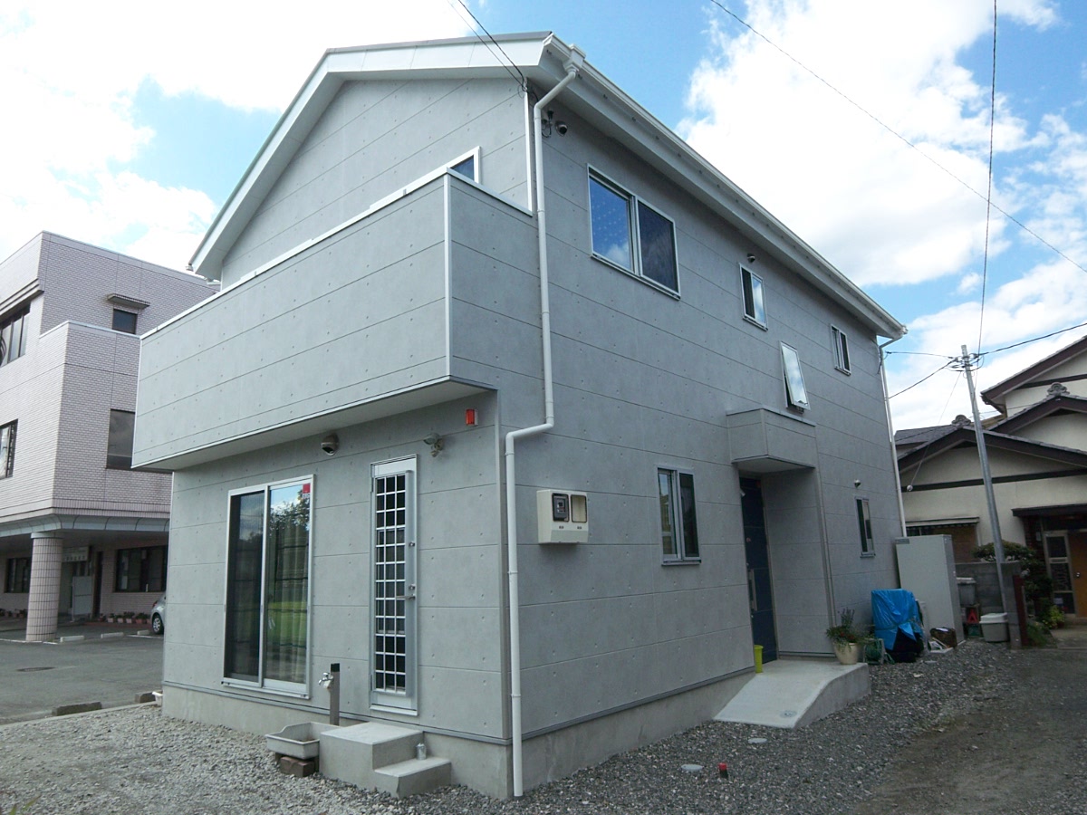 コンクリート打ち放し調のシンプルな家