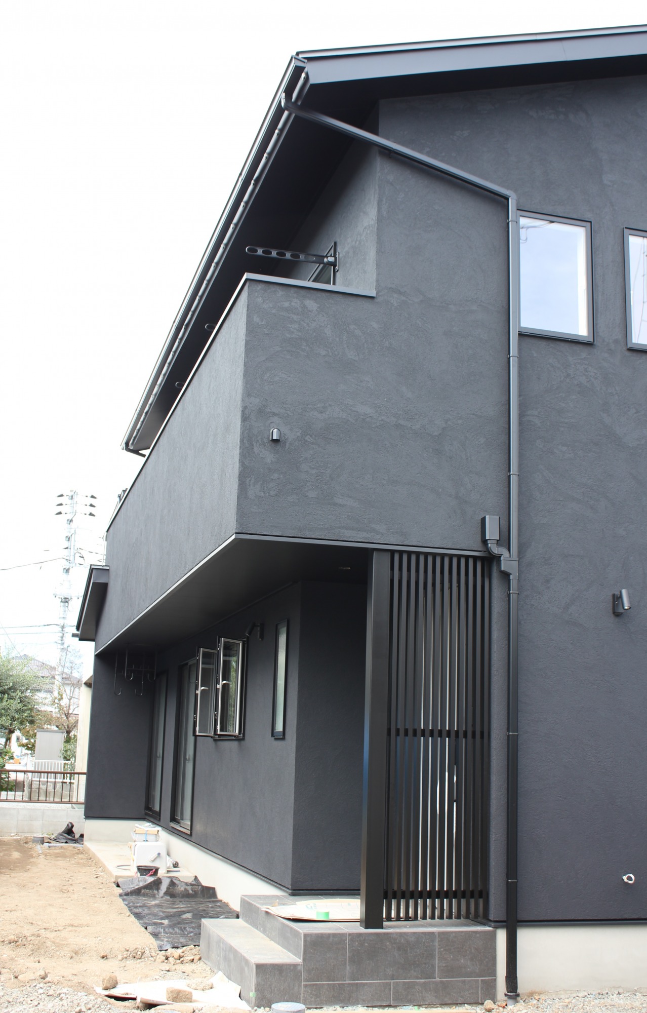 和とアートが融合した モノトーンの家