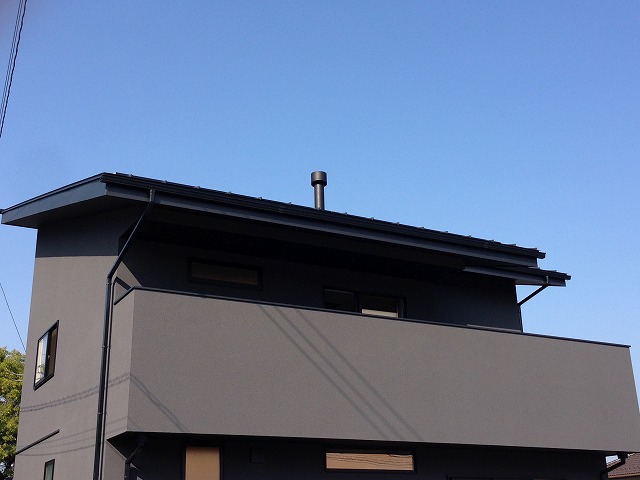 薪ストーブと露天風呂のある家